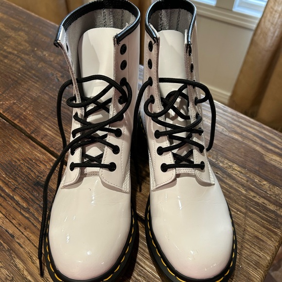 Dr.Martens lace up boot
Worn 1 time only
Great like new condition
Shiny white - Picture 2 of 5